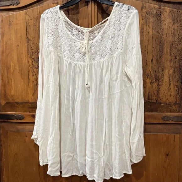 Elegant White flowy Lace Women's Top - Picture 5 of 5